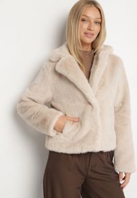 Born2be - Beżowa Krótka Kurtka Futerko z Kołnierzem w Eleganckim Stylu Giriselle. Okazja: na co dzień. Kolor: beżowy. Materiał: futro. Długość: krótkie. Sezon: zima. Styl: elegancki #1