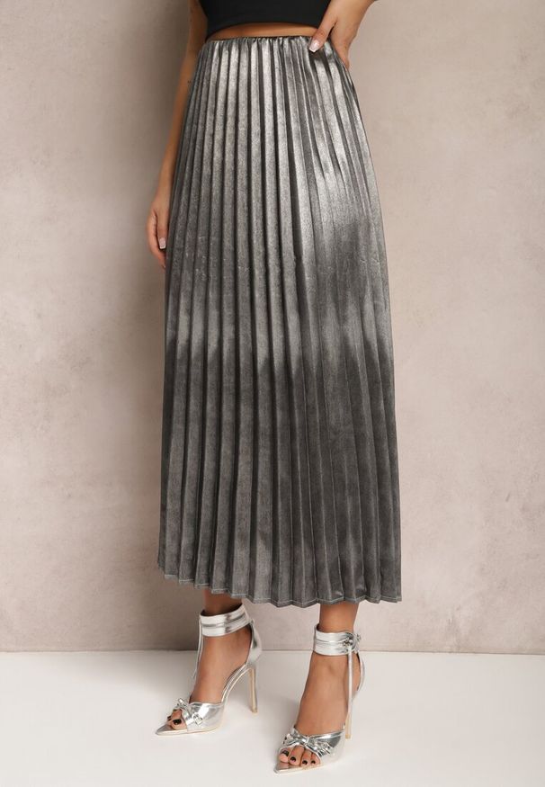 Renee - Srebrna Połyskująca Spódnica Plisowana Maxi Vilira. Kolor: srebrny. Materiał: tkanina. Styl: elegancki