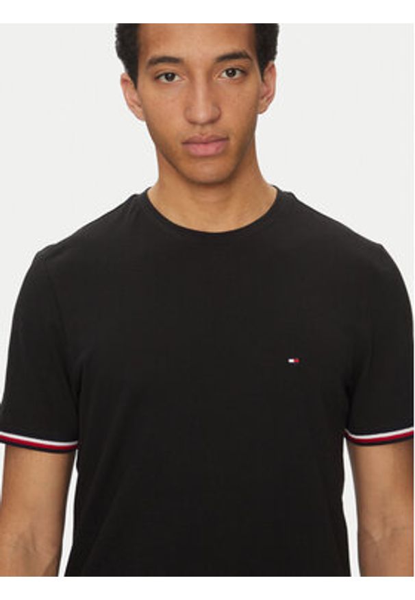 TOMMY HILFIGER - Tommy Hilfiger T-Shirt Global Stripe MW0MW38630 Czarny Regular Fit. Kolor: czarny. Materiał: bawełna