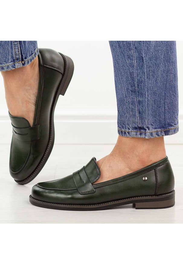 Zielone skórzane mokasyny damskie Vinceza 18131. Okazja: na co dzień, na spacer. Nosek buta: okrągły. Kolor: zielony. Materiał: skóra. Szerokość cholewki: normalna. Sezon: wiosna, lato, jesień. Styl: casual, klasyczny, elegancki