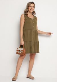 Born2be - Ciemnozielona Sukienka o Rozkloszowanym Kroju na Szerokich Ramiączkach z Guzikami Saniella. Okazja: na co dzień. Kolor: zielony. Długość rękawa: na ramiączkach. Typ sukienki: rozkloszowane. Styl: klasyczny, casual, elegancki #7