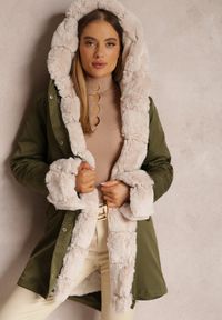 Renee - Ciemnozielona Kurtka Parka z Futerkiem Teyo. Kolor: zielony. Materiał: futro. Sezon: zima, jesień
