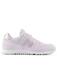 Buty dziecięce New Balance G5745LP – fioletowe. Okazja: na co dzień, na uczelnię. Kolor: fioletowy. Materiał: zamsz, syntetyk, materiał. Szerokość cholewki: normalna. Model: New Balance 574. Sport: turystyka piesza #1