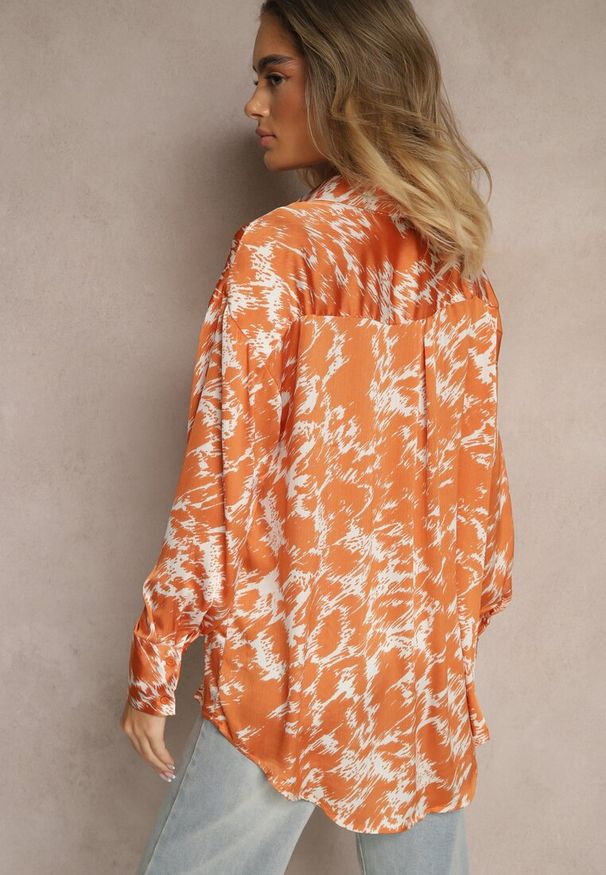 Renee - Pomarańczowa Koszula o Dłuższym Kroju Ozdobiona i Abstrakcyjnym Wzorem Koriassa. Okazja: na co dzień, na imprezę. Kolor: pomarańczowy. Materiał: jeans. Długość: długie. Wzór: aplikacja. Styl: casual, elegancki