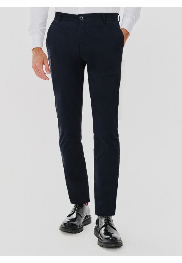 Pako Lorente - PAKO LORENTE – Gładkie spodnie męskie w kolorze granatowym. Kolor: niebieski. Materiał: bawełna, elastan. Wzór: gładki. Styl: klasyczny