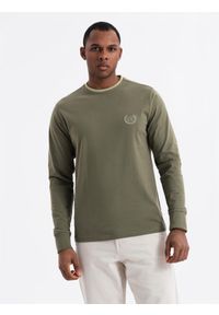 Ombre Clothing - Bawełniany męski longsleeve z dekoltem U w paski i haftem – oliwkowy V1 - Rozmiar: S. Kolor: oliwkowy. Materiał: bawełna. Długość rękawa: długi rękaw. Wzór: haft, paski. Styl: sportowy
