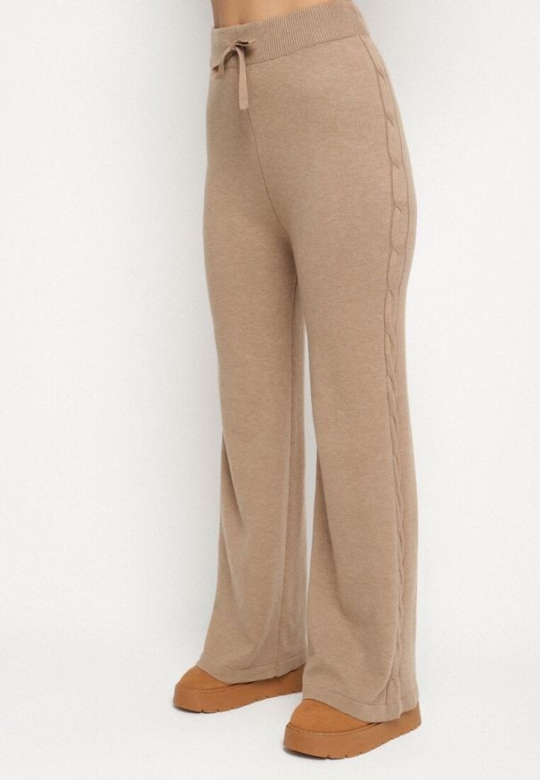 Born2be - Ciemnobeżowy Dzianinowy Komplet z Wełną i Bawełną Sweter z Tłoczonym Wzorem i Spodnie Otivra. Kolor: beżowy. Materiał: bawełna, dzianina, wełna