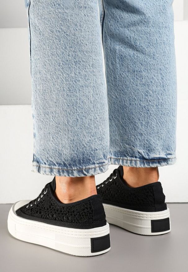 Renee - Czarne Trampki na Platformie Ozdobione Plecionką Ronliera. Okazja: na co dzień. Zapięcie: sznurówki. Kolor: czarny. Materiał: jeans. Wzór: aplikacja. Obcas: na platformie. Styl: klasyczny, casual