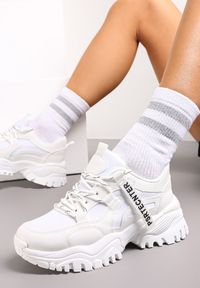 Renee - Białe Sneakersy na Grubej Podeszwie z Dekoracyjną Taśmą Ilkins. Wysokość cholewki: za kostkę. Kolor: biały