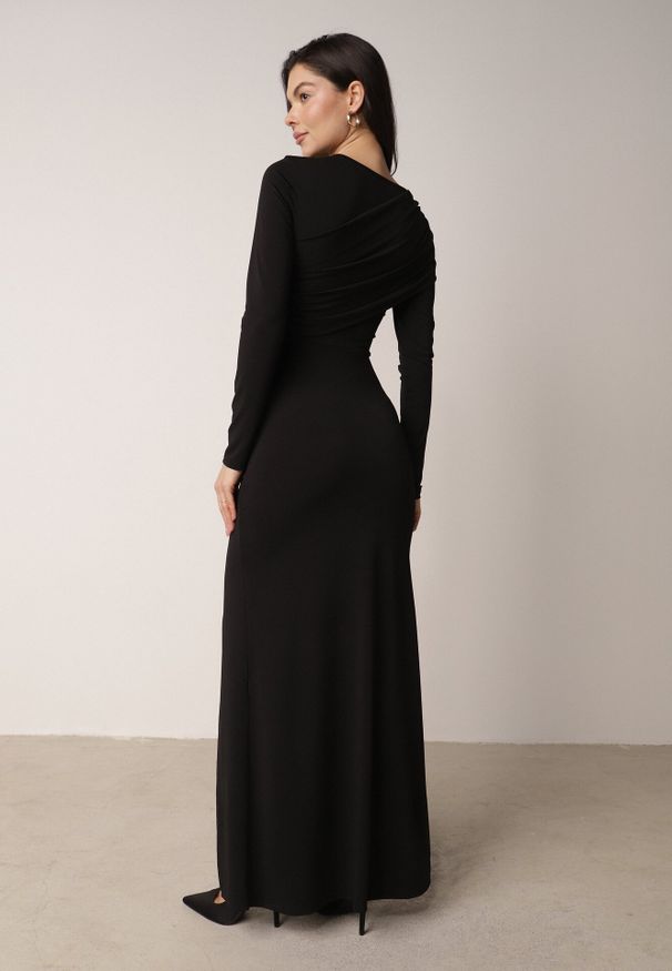 Born2be - Czarna Wieczorowa Sukienka Zdobiona Marszczeniem i Cyrkoniową Aplikacją Thelxienara. Okazja: na wesele, na imprezę, na ślub cywilny. Kolor: czarny. Materiał: materiał. Wzór: aplikacja. Styl: wizytowy