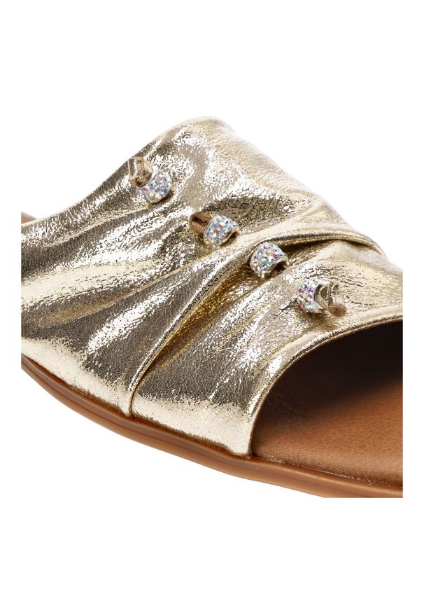 Złote Klapki Venezia Modne Obuwie Damskie. Okazja: na spacer, na plażę, na co dzień. Kolor: złoty. Materiał: skóra. Sezon: lato. Obcas: na płaskiej podeszwie. Styl: casual, elegancki