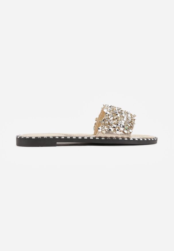 Born2be - Złote Eleganckie Klapki z Biżuteryjnymi Aplikacjami Erannia. Okazja: na co dzień. Kolor: złoty. Materiał: len, jeans, satyna. Wzór: aplikacja. Sezon: lato. Styl: elegancki