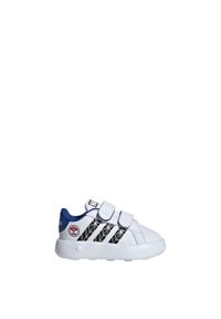 Buty Adidas Marvel Grand Court Spider-Man Infants. Kolor: biały, wielokolorowy, niebieski, czarny. Materiał: materiał. Wzór: motyw z bajki