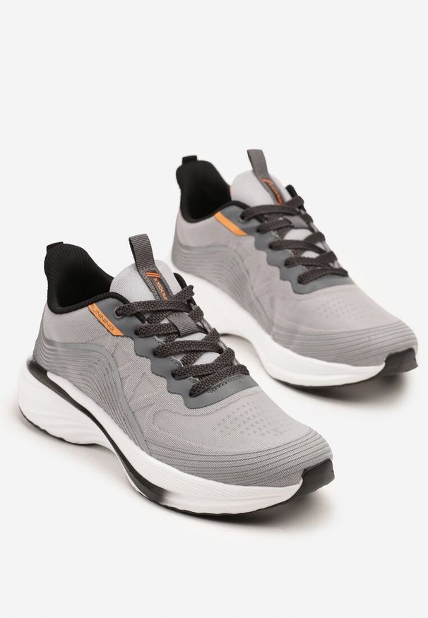 Born2be - Jasnoszare Buty Sportowe Sneakersy Ozdobione Tłoczonym Wzorem Axevia. Kolor: szary. Materiał: dresówka. Wzór: aplikacja