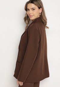Born2be - Brązowa Dwurzędowa Marynarka o Pudełkowym Kroju Oversize Kosalia. Okazja: na spotkanie biznesowe, na co dzień. Kolor: brązowy. Materiał: jeans. Styl: klasyczny, casual, elegancki, biznesowy #5