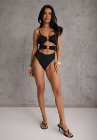Renee - Czarny Jednoczęściowy Strój Kąpielowy Na Cienkich Ramiączkach ze Złotymi Ozdobami i Wycięciami Nonanoe. Kolekcja: plus size. Kolor: czarny. Materiał: jeans. Wzór: aplikacja #4