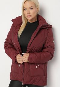 Born2be - Czerwona Pikowana Kurtka z Kapturem i Ozdobnymi Suwakami Carnaye. Okazja: na co dzień, na spacer. Typ kołnierza: kaptur. Kolekcja: plus size. Kolor: czerwony. Materiał: jeans. Styl: sportowy, casual, elegancki