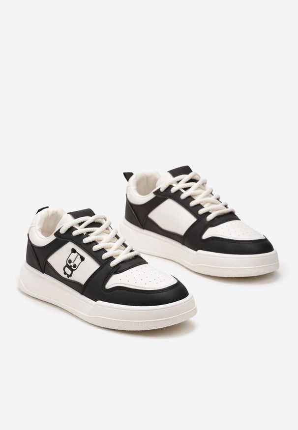 Born2be - Czarno-Białe Sneakersy z Ozdobnym Nadrukiem i Delikatną Perforacją Bleordia. Okazja: na co dzień. Nosek buta: okrągły. Zapięcie: sznurówki. Kolor: czarny. Materiał: materiał, jeans. Wzór: nadruk. Obcas: na obcasie. Wysokość obcasa: niski