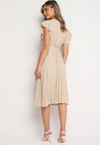 Born2be - Beżowa Plisowana Sukienka z Kopertowym Dekoltem i Gumką w Talii Waretta. Typ kołnierza: dekolt kopertowy. Kolor: beżowy. Typ sukienki: kopertowe. Styl: elegancki #2