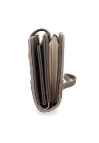 Portfel damski Anekke, z efektownym nadrukiem i metalowym logo zamykany na klapę wyposażony w przegrody na banknoty kieszeń na monety oraz liczne mie. Kolor: beżowy. Wzór: nadruk #7