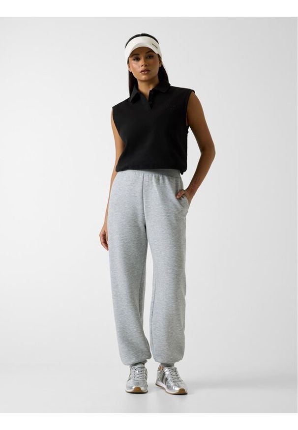 Guess Spodnie materiałowe 181395 Szary Classic Fit. Kolor: szary. Materiał: materiał