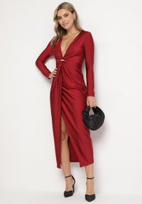 Born2be - Bordowa Kopertowa Sukienka z Cyrkoniową Aplikacją Ceasia. Typ kołnierza: dekolt w serek. Kolor: czerwony. Materiał: materiał. Długość rękawa: długi rękaw. Wzór: aplikacja. Typ sukienki: kopertowe #7
