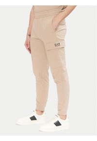 EA7 Emporio Armani Spodnie dresowe 8NPP67 PJVRZ U6155 Beżowy Regular Fit. Kolor: beżowy. Materiał: bawełna