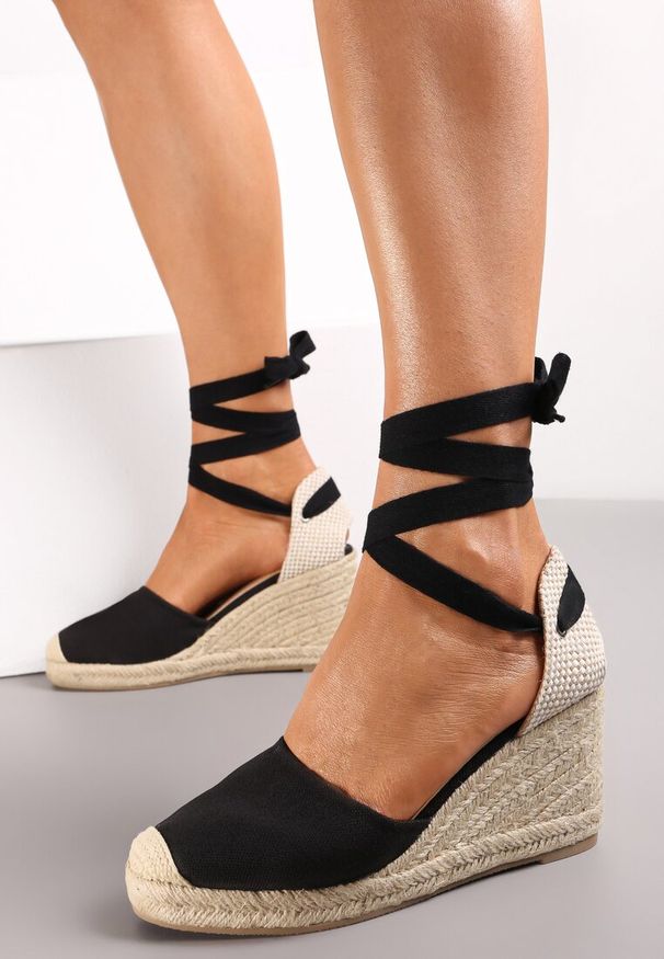 Renee - Czarne Wiązane Sandały Espadryle na Wysokim Koturnie z Plecionką Perselia. Kolor: czarny. Wzór: aplikacja. Obcas: na koturnie. Styl: boho