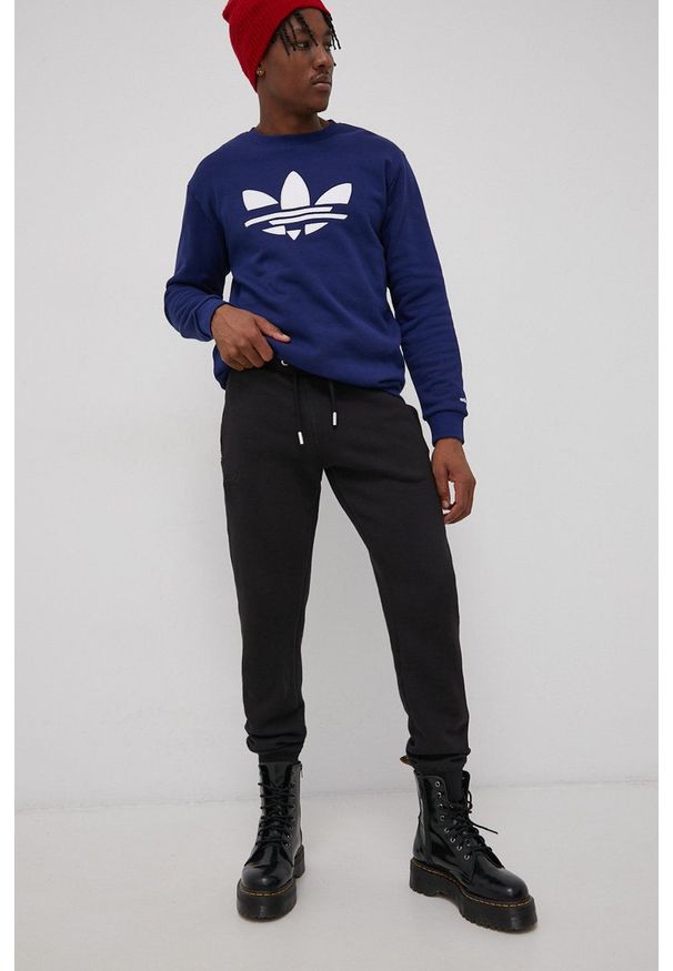Superdry Spodnie męskie kolor czarny gładkie. Kolor: czarny. Materiał: materiał, bawełna. Wzór: gładki