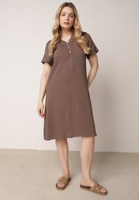 Born2be - Brązowa Wiskozowa Sukienka o Pudełkowym Kroju z Dekoltem V z Guzikami Berborin. Okazja: na co dzień, do pracy. Kolekcja: plus size. Kolor: brązowy. Materiał: wiskoza. Typ sukienki: proste, dla puszystych. Styl: casual, klasyczny #5