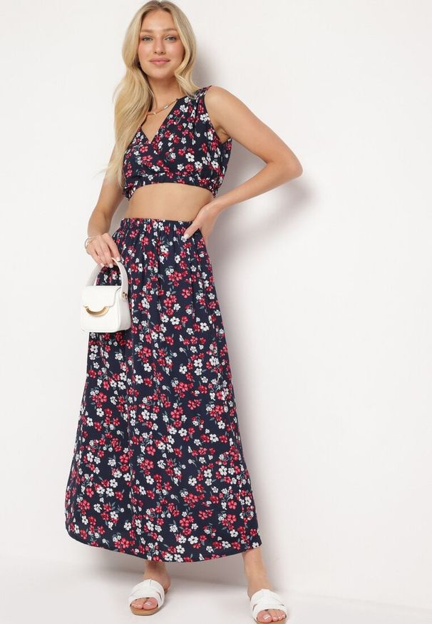 Born2be - Granatowo-Czerwony Dwuczęściowy Komplet w Kwiaty Top na Ramiączkach Spódnica z Gumką w Pasie Dimantia. Kolor: niebieski. Materiał: wiskoza, materiał. Wzór: kwiaty