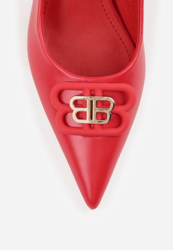 Renee - Czerwone Czółenka Sandały Vices na Kaczuszce Typu Slingback Ozdobione Metaliczną Aplikacją Lilarunea. Okazja: na co dzień. Kolor: czerwony. Materiał: jeans. Wzór: aplikacja. Sezon: lato. Obcas: na szpilce. Styl: elegancki, casual