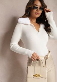 Renee - Biały Prążkowany Sweter z Puszystym Kołnierzem i Suwakiem Dylira. Kolekcja: plus size. Kolor: biały. Materiał: prążkowany. Wzór: aplikacja