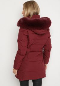 Born2be - Bordowa Zimowa Kurtka z Pikowaniem i Kapturem z Futrem Gisatte. Okazja: na spotkanie biznesowe, do pracy, na co dzień. Kolor: czerwony. Materiał: futro. Sezon: zima. Styl: elegancki, casual, biznesowy #7