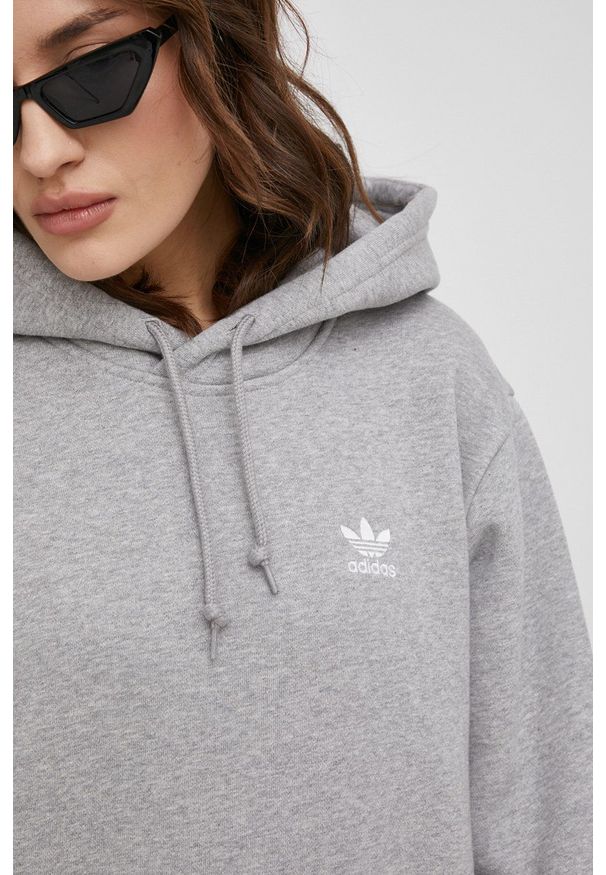 adidas Originals Bluza H34654 kolor szary z kapturem melanżowa. Okazja: na co dzień. Typ kołnierza: kaptur. Kolor: szary. Materiał: poliester. Wzór: melanż. Styl: casual