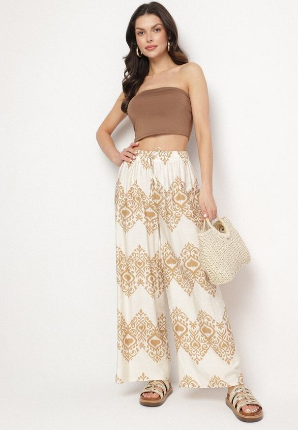 Born2be - Beżowe Wiskozowe Szerokie Spodnie z Geometrycznym Wzorem Faneoriela. Okazja: na co dzień. Kolor: beżowy. Materiał: wiskoza. Wzór: geometria. Styl: casual, elegancki, klasyczny