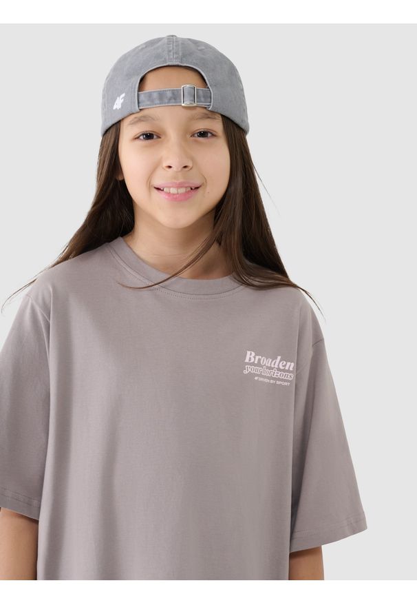 4f - 4F T-shirt oversize z nadrukiem dziewczęcy - beżowy 128 (7-8 lat). Okazja: na co dzień. Kolor: beżowy. Materiał: bawełna, jersey, dzianina. Długość rękawa: krótki rękaw. Długość: krótkie. Wzór: nadruk. Sezon: lato. Styl: sportowy, klasyczny, casual