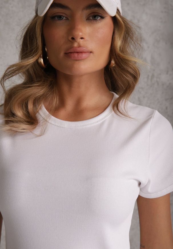 Renee - Biały Bawełniany T-shirt o Dopasowanym Kroju z Prążkowanego Materiału Lailya. Kolor: biały. Materiał: bawełna, prążkowany, materiał. Styl: elegancki