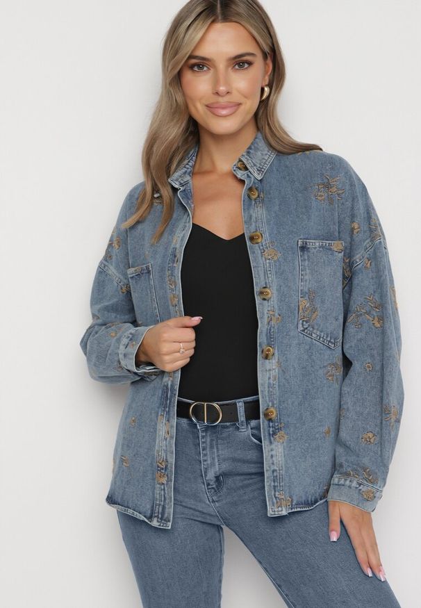 Born2be - Niebieska Kurtka Bawełniana Jeansowa o Koszulowym Fasonie z Ozdobnymi Haftami Nasandria. Okazja: na co dzień, na spotkanie biznesowe, do pracy. Kolor: niebieski. Materiał: bawełna, jeans. Wzór: haft. Sezon: wiosna, lato. Styl: biznesowy, casual, elegancki