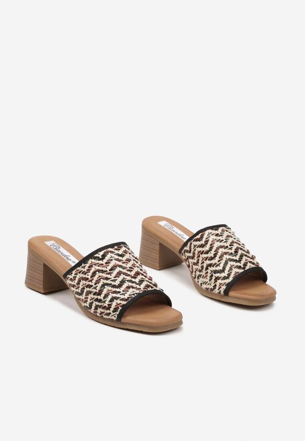 Born2be - Czarne Klapki na Obcasie Ozdobione Geometrycznym Motywem Galreis. Okazja: na co dzień. Kolor: czarny. Materiał: jeans. Wzór: aplikacja, geometria. Obcas: na obcasie. Styl: elegancki, casual. Wysokość obcasa: średni