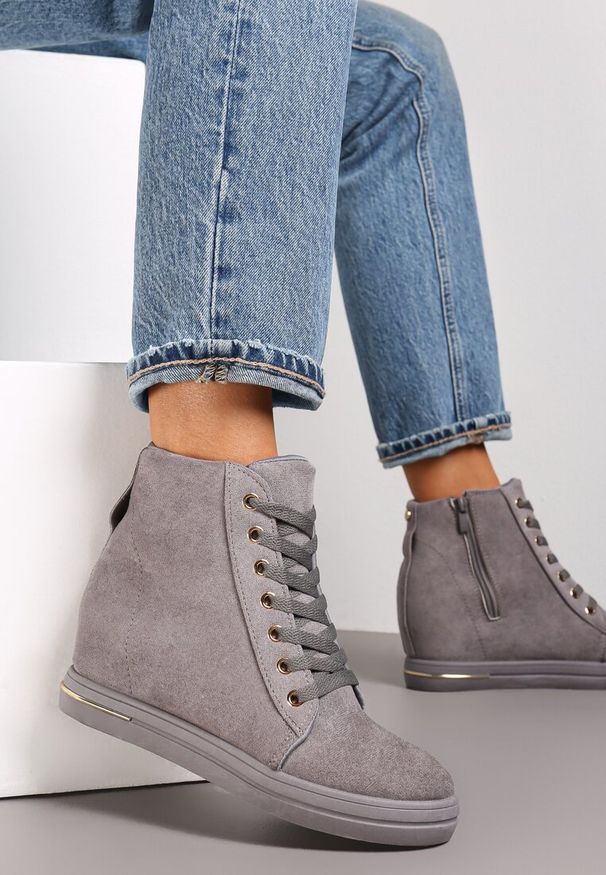 Renee - Szare Botki na Ukrytym Koturnie z Łańcuchem Mavenro. Kolor: szary. Materiał: jeans, skóra. Szerokość cholewki: normalna. Obcas: na koturnie. Styl: elegancki
