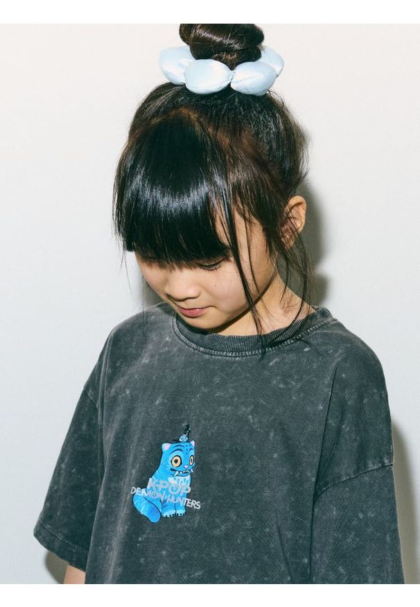 Reserved - T-shirt Kpop Demon Hunters™ - ciemnoszary. Kolor: szary. Materiał: bawełna