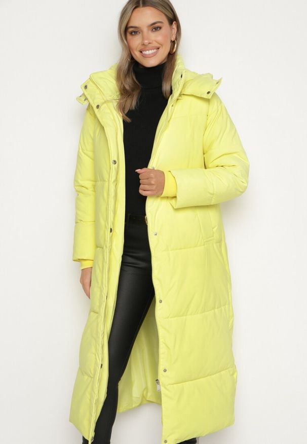 Born2be - Żółta Pikowana Kurtka o Długim Fasonie z Odpinanym Kapturem Daivera. Okazja: na spacer. Kolor: żółty. Materiał: dzianina. Długość: długie. Sezon: zima