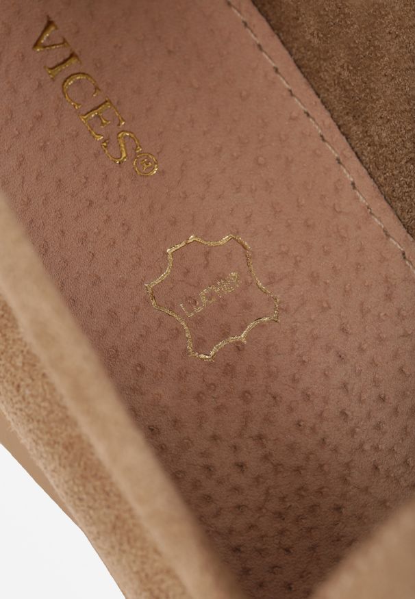 Renee - Ciemnobeżowe Mokasyny VICES Casualowe ze Skórzaną Wkładką i Metalowymi Ozdobami Dinsmore. Okazja: na co dzień. Nosek buta: okrągły. Kolor: beżowy. Materiał: skóra. Wzór: aplikacja. Obcas: na obcasie. Styl: casual. Wysokość obcasa: niski