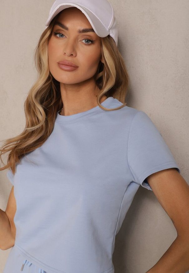 Renee - Jasnoniebieski Bawełniany T-shirt o Fasonie Cropped Galionela. Okazja: na co dzień. Kolor: niebieski. Materiał: bawełna. Sezon: lato, wiosna. Styl: casual