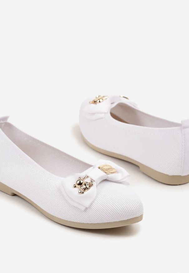 Born2be - Białe Balerinki z Kokardą i Metalicznymi Ozdobami Litelline. Okazja: na co dzień. Kolor: biały. Wzór: aplikacja. Styl: klasyczny, glamour, elegancki, casual
