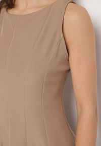 Born2be - Brązowa Rozkloszowana Sukienka Ozdobiona Przeszyciami Evinini. Kolor: brązowy. Wzór: aplikacja. Styl: elegancki, klasyczny #4