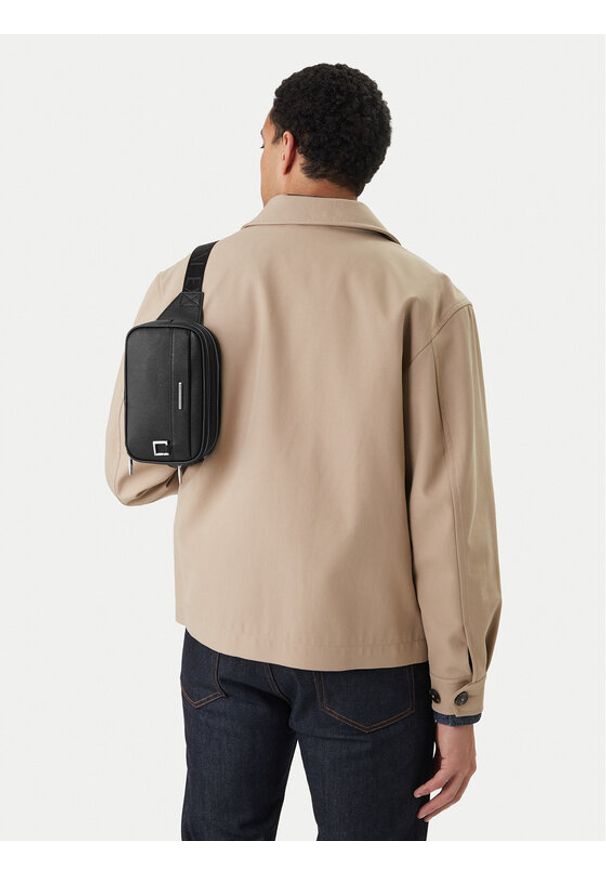 Armani Exchange Nerka XM002037 AF19931 UC001 Czarny. Kolor: czarny. Materiał: skóra