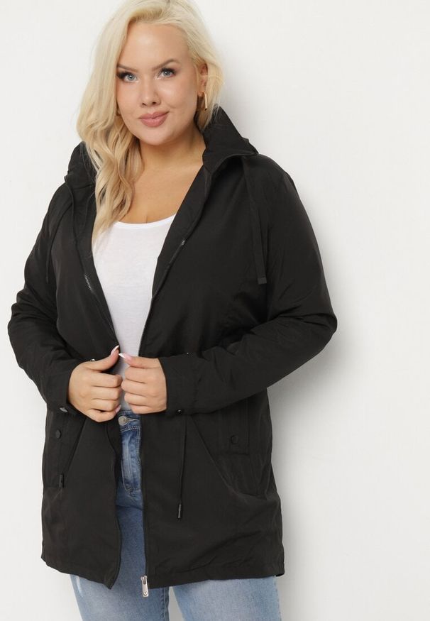 Born2be - Czarna Kurtka Parka z Odpinanym Kapturem Delavin. Okazja: na co dzień. Kolekcja: plus size. Kolor: czarny. Materiał: jeans. Styl: klasyczny, elegancki, casual