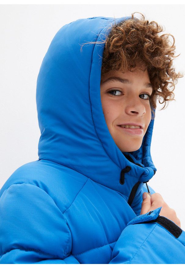 bonprix - Zimowa kurtka pikowana z kapturem, na ciepłej podszewce. Typ kołnierza: kaptur. Kolor: niebieski. Sezon: zima